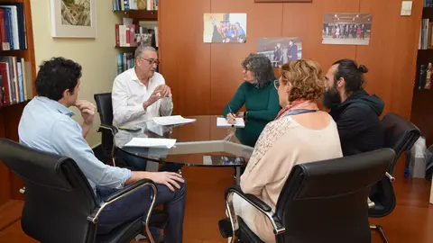 V&iacute;ctor L&oacute;pez, Jos&eacute; Manuel Rodr&iacute;guez, la rectora Beatriz Miguel, Loli Palaz&oacute;n y Jorge Mart&iacute;nez.