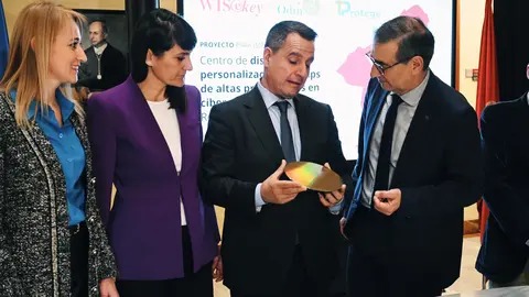Jos&eacute; Trigueros, directivo de la Spin Off de la UMU Odin Solutions, muestra al rector, la secretaria de Estado y la delegada del Gobierno, el material con el que se fabrican los chips