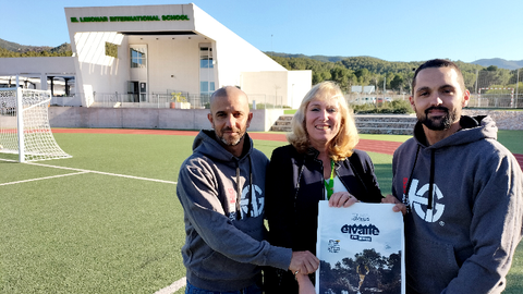 Vanessa Grimward, directora ejecutiva de ELIS, junto a Gin&eacute;s Aroca y Sergio S&aacute;nchez, director ejecutivo y director t&eacute;cnico del Club Alpino Murcia, en las instalaciones de ELIS Murcia en Montevida (La Alberca, Murcia).