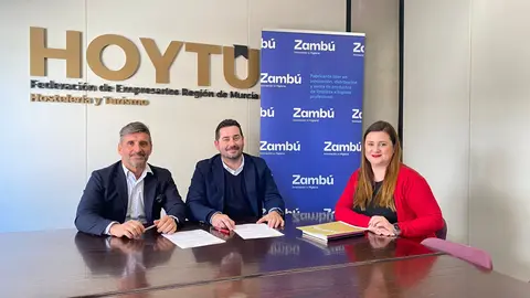 Javier Fern&aacute;ndez Avil&eacute;s, director de Desarrollo de Negocio de Zamb&uacute; y Jes&uacute;s Jim&eacute;nez, presidente de HoyT&uacute;, durante la firma.