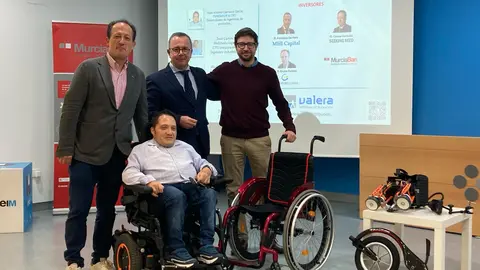 El CEO de Avant Devices con los inversores y el coordinador de Murcia-Ban