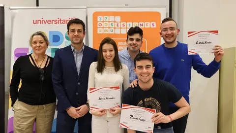 Representantes de Primafrio junto a estudiantes del Club de Debate de la UMU.