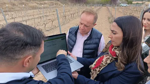 La consejera Sara Rubira en la finca Hacienda Nueva donde se han instalado los nuevos sensores.