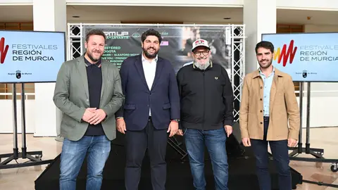 Yayo Delgado, responsable de Comunicaci&oacute;n y Relaciones Externas de Estrella de Levante; el presidente del Gobierno regional, Fernando L&oacute;pez Miras; el director del Warm Up, Jos&eacute; Manuel Pi&ntilde;ero; y el concejal de Cultura del ayuntamiento de Murcia, Diego Avil&eacute;s.