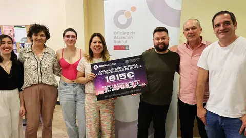 Usuarios y trabajadores de la UMU reciben de manos de Joseě Antonio Fernaěndez, de Animal Sound.