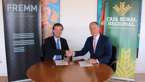 Alfonso Hern&aacute;ndez y Juan Andr&eacute;s Jim&eacute;nez tras la firma.