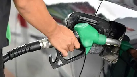 Una persona repostando en una gasolinera. (Archivo)