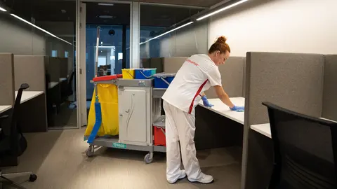 Una empleada de Limcamar.