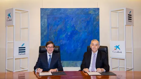 El presidente de CaixaBank, Jos&eacute; Ignacio Goirigolzarri, y el director general de la Fundaci&oacute;n de los Bancos y Cajas de CECA (Funcas), Carlos Oca&ntilde;a, han firmado hoy la ampliaci&oacute;n, por un a&ntilde;o m&aacute;s, de la colaboraci&oacute;n que ambas entidades mantienen para impulsar la cultura financiera en la sociedad espa&ntilde;ola.
