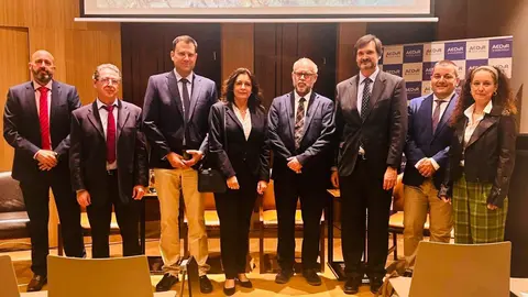 Integrantes de una de las mesas de debate de la jornada 'Desalaci&oacute;n y reutilizaci&oacute;n como garant&iacute;a de suministro para regad&iacute;o en tiempos de sequ&iacute;a', organizada por la Asociaci&oacute;n Espa&ntilde;ola de Desalaci&oacute;n y Reutilizaci&oacute;n.