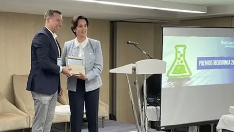 Mahue S&aacute;nchez, directora del complejo industrial de Sabic en Cartagena, recoge en el Congreso Iberquimia Cartagena 2024, que se celebra por primera vez en Cartagena, el premio Seguridad.