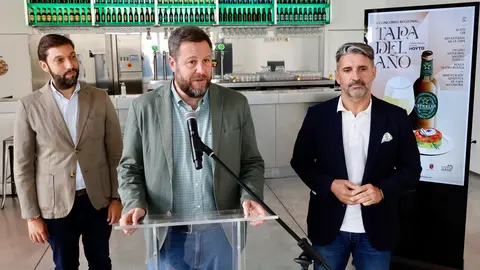 El director general del Itrem, Juan Francisco Mart&iacute;nez; el presidente de HoyT&uacute;, Jes&uacute;s Jim&eacute;nez, y el responsable de Comunicaci&oacute;n y Relaciones Externas de Estrella de Levante, Yayo Delgado,  en la presentaci&oacute;n del II Campeonato Regional La Tapa del A&ntilde;o.