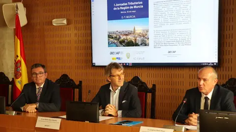 El consejero de Econom&iacute;a y Empresa, Luis Alberto Mar&iacute;n, durante la inauguraci&oacute;n de la Jornada Tributaria organizada por la Asociaci&oacute;n Espa&ntilde;ola de Asesores Fiscales (AEDAF).