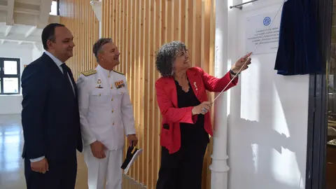 Descubrimiento de la placa por parte de la Rectora, el Almirante y el director general de Universidades.