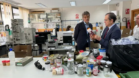 El consejero de Econom&iacute;a y Empresa, Luis Alberto Mar&iacute;n, junto a Jos&eacute; Garc&iacute;a, presidente Centro Tecnol&oacute;gico Nacional de la Conserva y la Alimentaci&oacute;n (CTNC), durante la visita al centro.