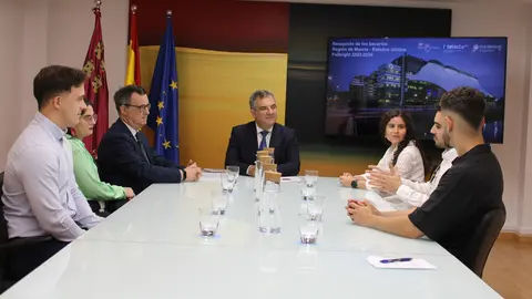El consejero de Universidades e Investigaci&oacute;n, Juan Mar&iacute;a V&aacute;zquez, mantiene un encuentro con tres de los cuatro seleccionados que iniciar&aacute;n despu&eacute;s del verano su estancia investigadora, y a los que acompa&ntilde;aron dos de los adjudicatarios de la pasada edici&oacute;n.