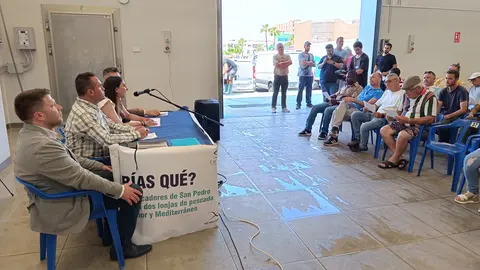 La consejera de Agricultura, Sara Rubira, en el encuentro que ha mantenido con los pescadores de la Cofrad&iacute;a de San Pedro del Pinatar.