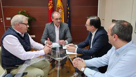 Fernando Espinosa, gerente de la FLC de la Regi&oacute;n de Murcia; V&iacute;ctor Javier Mar&iacute;n Navarro, consejero de Educaci&oacute;n, Formaci&oacute;n y Empleo; el presidente de la FLC de la Regi&oacute;n de Murcia, Jos&eacute;  Hern&aacute;ndez, y el responsable de Formaci&oacute;n y Empleo de la FLC de la Regi&oacute;n de Murcia, Valent&iacute;n Carozo.