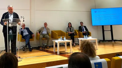 Imagen del III Encuentro Auton&oacute;mico de Contrataci&oacute;n en Santiago de Compostela, en el que el director general de Econom&iacute;a, Estrategia y Contrataci&oacute;n Centralizada, Nicol&aacute;s Gonz&aacute;lvez, particip&oacute; en una mesa redonda.