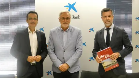 El director Regi&oacute;n de Murcia de CaixaBank, Juan Jes&uacute;s Lozano, y el presidente de Ifepa y alcalde de Torre Pacheco, Pedro &Aacute;ngel Roca; durante la firma del convenio.