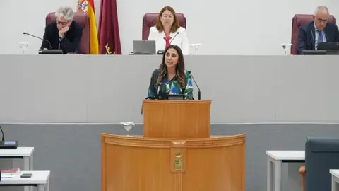 La consejera Sara Rubira durante su comparecencia en el pleno de la Asamblea Regional.