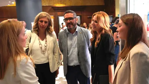 La directora general del SEF, Marisa L&oacute;pez Arag&oacute;n, el presidente de la C&aacute;mara de Comercio de Murcia, Miguel L&oacute;pez, y la concejal de Empleo del Ayuntamiento de Murcia, Mercedes Bernab&eacute;, en la inauguraci&oacute;n del Primer Encuentro para el Empleo &lsquo;Talento 45+&rsquo;.