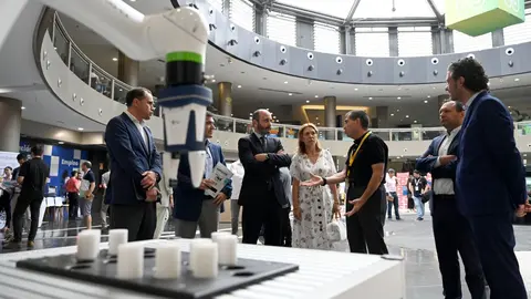 El director del Info, Joaqu&iacute;n G&oacute;mez, en la inauguraci&oacute;n de 'Rob&oacute;tika 4.0'.