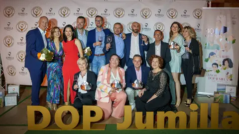 Equipo de Bodegas Luz&oacute;n, con los premios obtenidos.