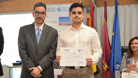Foto del premiado junto al director de su TFG.