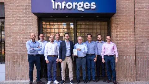 El equipo de Inforges de Murcia, con el galard&oacute;n.