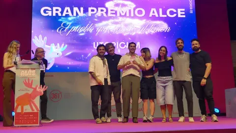 Momento de la entrega del galard&oacute;n a El Limonar de Santomera en los Premios Alce.