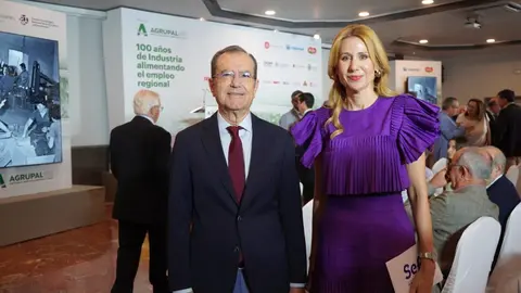 La directora general del SEF, Marisa L&oacute;pez Arag&oacute;n, junto al presidente de Agrupal, Jos&eacute; Garc&iacute;a.