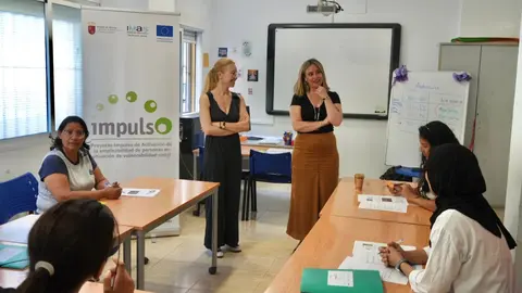 La consejera de Pol&iacute;tica Social, Familias e Igualdad, Conchita Ruiz, durante su visita al taller de competencias digitales dentro del programa &lsquo;Labor E-Job&rsquo;.