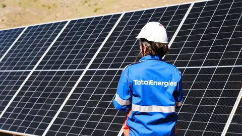 Personal del parque solar La Isla de TotalEnergies y Soltec en Cartagena.