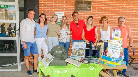 Imagen de la entrega de ordenadores y material audiovisual al Colegio Rural Agrupado (CRA) de las Pedan&iacute;as Altas de Lorca por parte de X-Elio.