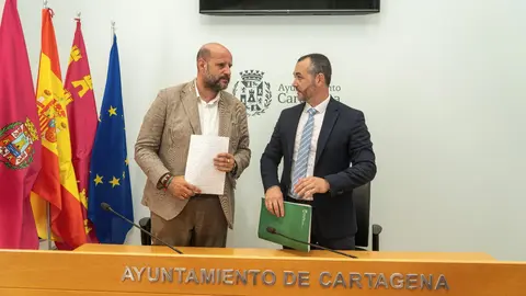 El segundo teniente alcalde y concejal de Presidencia, Urbanismo e Infraestructuras de Cartagena, Diego Ortega, y El director general de Medio Ambiente, Juan Antonio Mata, informaron sobre la situaci&oacute;n de los suelos existentes en El Hond&oacute;n.