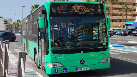 Uno de los autobuses que reforzar&aacute;n su servicio este verano en La Manga.