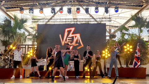 Ensayo del elenco V&Euml;LA antes del estreno