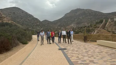 Imagen del sendero durante su inauguraci&oacute;n por parte del vicepresidente de la APC, Pedro Pablo Hern&aacute;ndez, la alcaldesa de Cartagena, Noelia Arroyo.
