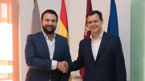 Joaqu&iacute;n Zapata, presidente de la Fundaci&oacute;n Cante de las Minas, y Antonio Mestre, director de Repsol en Cartagena, durante la firma del convenio.