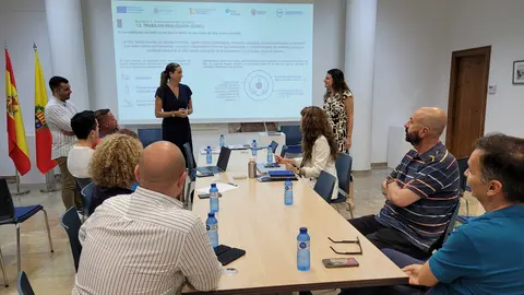 La alcaldesa de Archena, Patricia Fern&aacute;ndez, en la reuni&oacute;n con t&eacute;cnicos de villas termales.