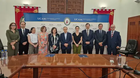 Los presidentes de la UCAM y el Grupo fuertes, Mar&iacute;a Dolores Garc&iacute;a y Tom&aacute;s Fuertes, durante la firma del acuerdo para crear la &lsquo;C&aacute;tedra NeoTech-Grupo Fuertes&rsquo;.