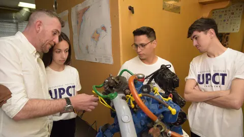 Estudiantes en un espacio para pr&aacute;cticas formativas en la Escuela de Ingenier&iacute;a Naval.