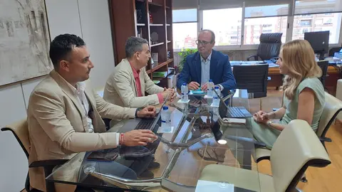 El consejero de Educaci&oacute;n y Empleo, V&iacute;ctor Mar&iacute;n, se reuni&oacute; con el director general de ENAE Business School, Miguel L&oacute;pez.