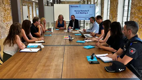 La concejal de Promoci&oacute;n Econ&oacute;mica y Empleo del consistorio murciano, Mercedes Bernab&eacute;, junto con el edil de Desarrollo Urbano y Ciudad Inteligente, Jos&eacute; Guill&eacute;n, presiden el cuarto encuentro del Grupo de Acci&oacute;n Local del proyecto URBACT Remote IT. (Ayuntamiento de Murcia/Archivo)