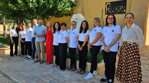 La directora general del SEF, Marisa L&oacute;pez, y el alcalde de Caravaca de la Cruz, Jos&eacute; Francisco Garc&iacute;a con los alumnos del programa de promoci&oacute;n tur&iacute;stica del A&ntilde;o Jubilar.