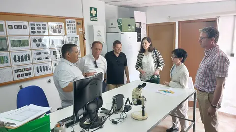 El director del IMIDA, Andr&eacute;s Mart&iacute;nez (2i), junto a representantes gubernamentales de Jap&oacute;n y del Ministerio de Agricultura de Espa&ntilde;a, en la visita a los laboratorios del Centro de Ensayos.