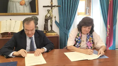 Firma del acuerdo entre Jos&eacute; Garc&iacute;a, presidente del CTNC y Mar&iacute;a Dolores Mascarell, presidenta de la UCAM.