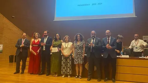 Fundaci&oacute;n Hefame entrega dos becas a estudiantes de farmacia para que realicen pr&aacute;cticas en farmacias rurales de Castilla La Mancha.