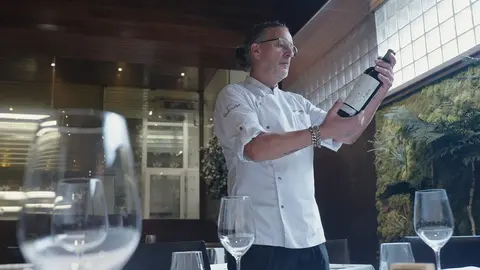 El chef Gin&eacute;s Nicol&aacute;s Fern&aacute;ndez, del restaurante &lsquo;El Rinc&oacute;n de Pepe&rsquo;, sostiene una botella del vino de Bodegas Luz&oacute;n &lsquo;Por Ti&rsquo;.